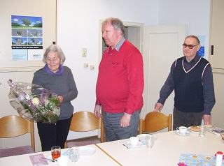 Foto von der &Uuml;berreichung des Blunenstrau&szlig;es an Frau Streit